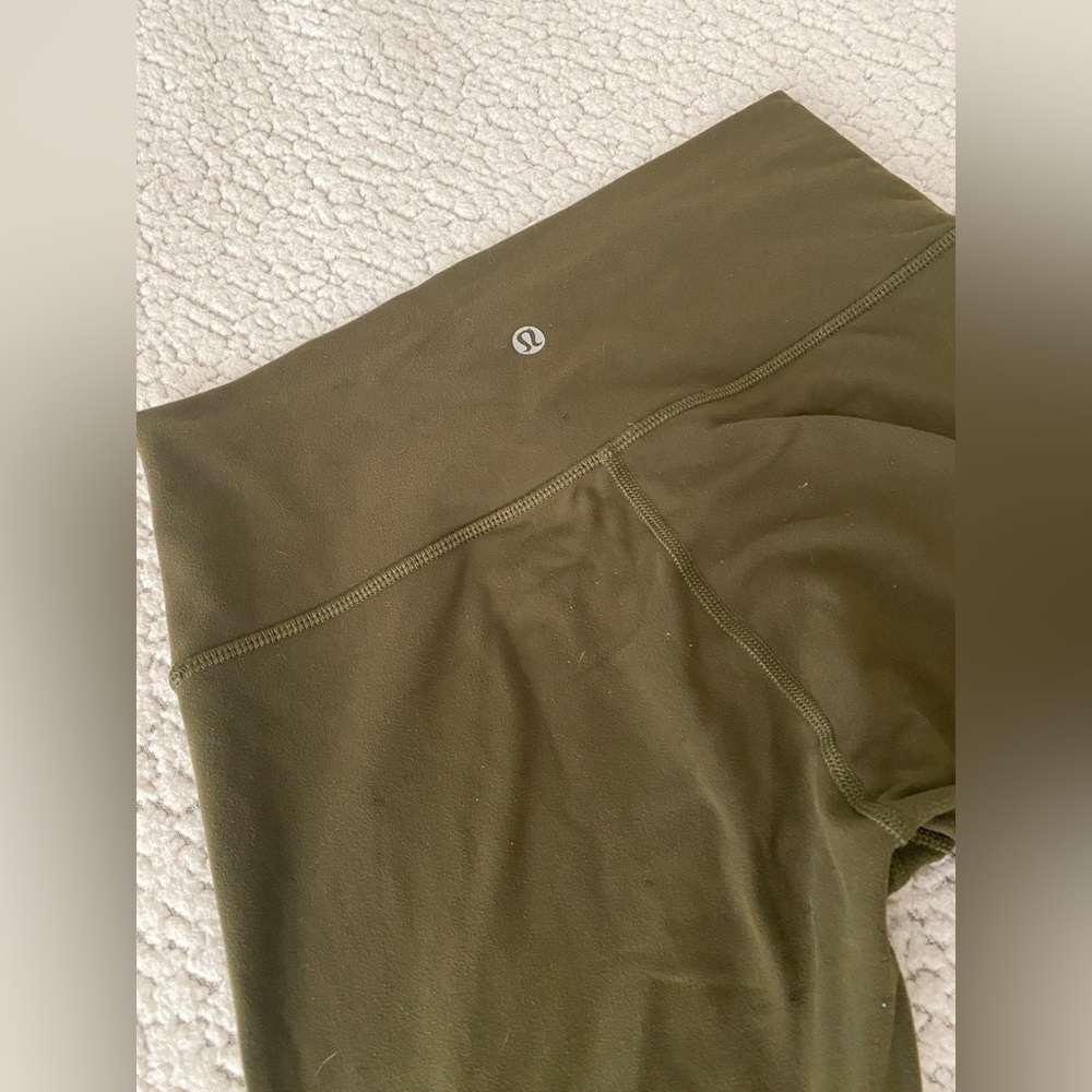 Lululemon wonder under army green leggings size 8.